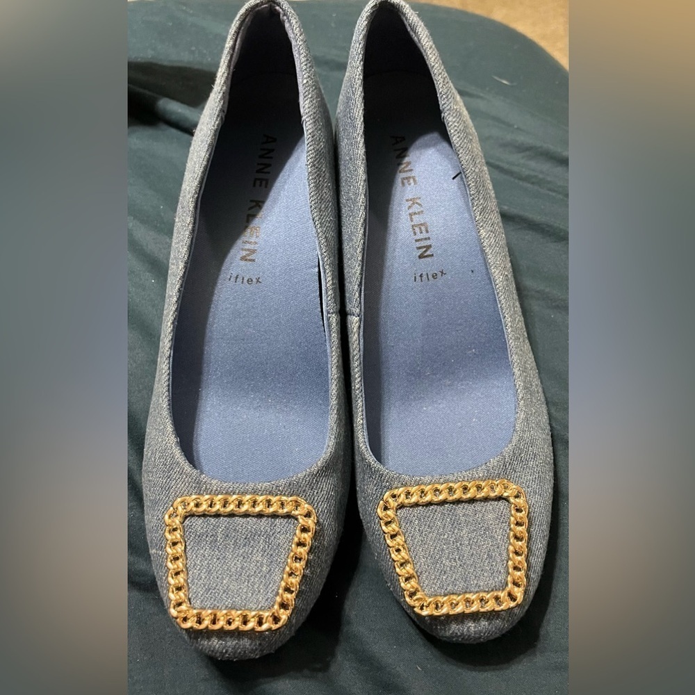 Anne Klein Women’s Sadie Wedge Pump Shoes 7.5M Blue Denim Chain Buckle Round Toe - Picture 3 of 7